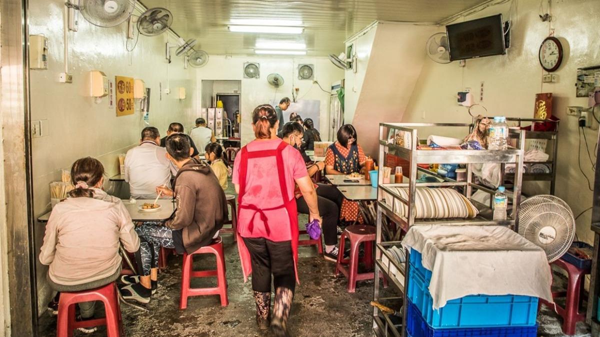 店內設有簡單的用餐區。(圖/大手牽小手。玩樂趣提供)