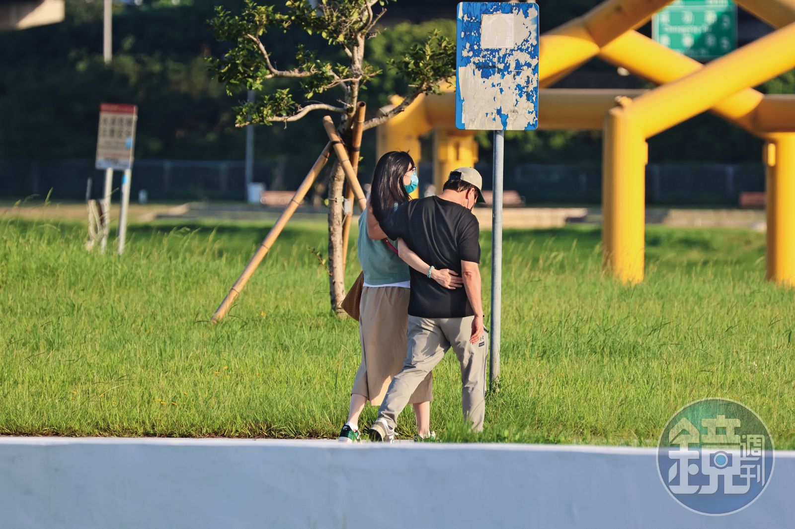 胡瓜私下和丁柔安常在街上散步，和傳說中的夫妻糾紛的畫風很不相同。（圖／鏡週刊）