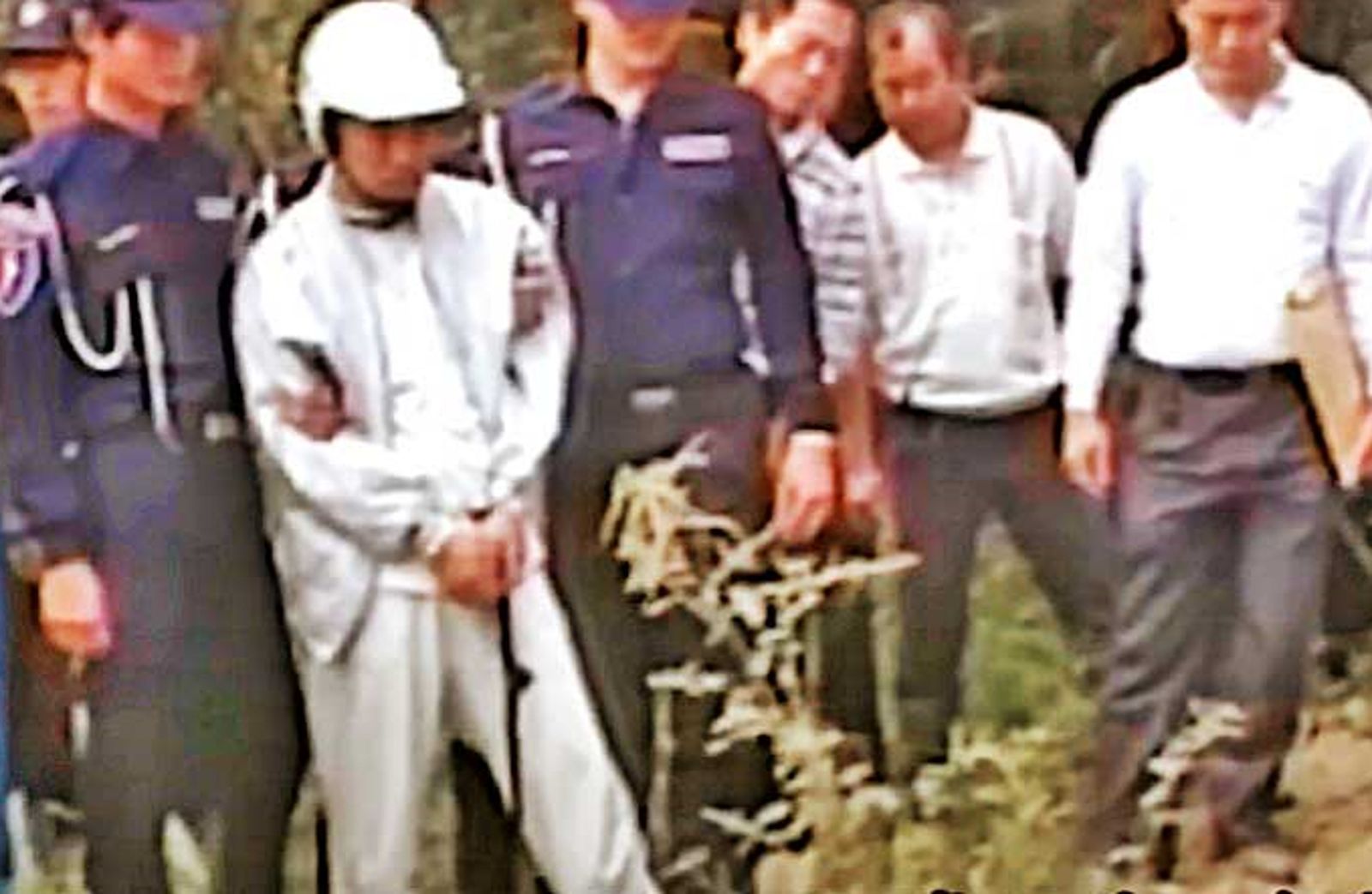 林來福(左)槍殺黨姓角頭、埋屍郊外,警方帶林重回現場尋屍。(圖/翻攝東森新聞)