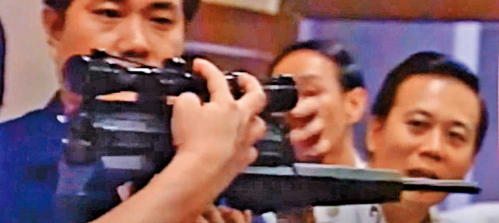 警方逮捕林來福後,召開記者會展示犯案槍枝。(圖/翻攝東森新聞)