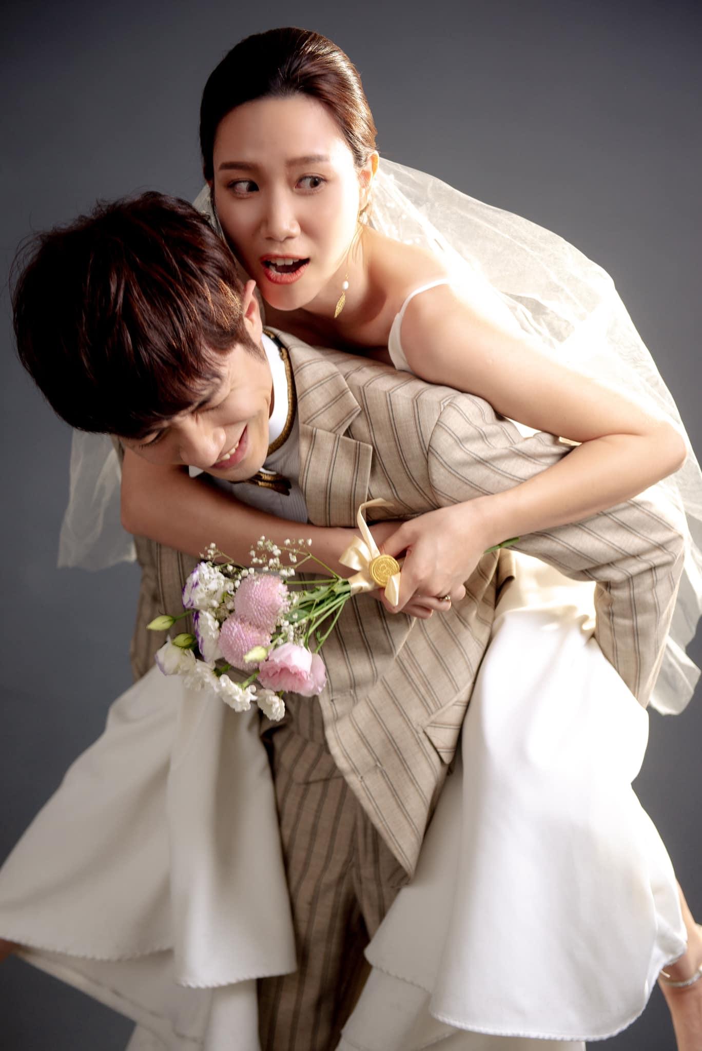 蕭閎仁2022年結婚,情定圈外女友。(圖/翻攝自蕭閎仁臉書)