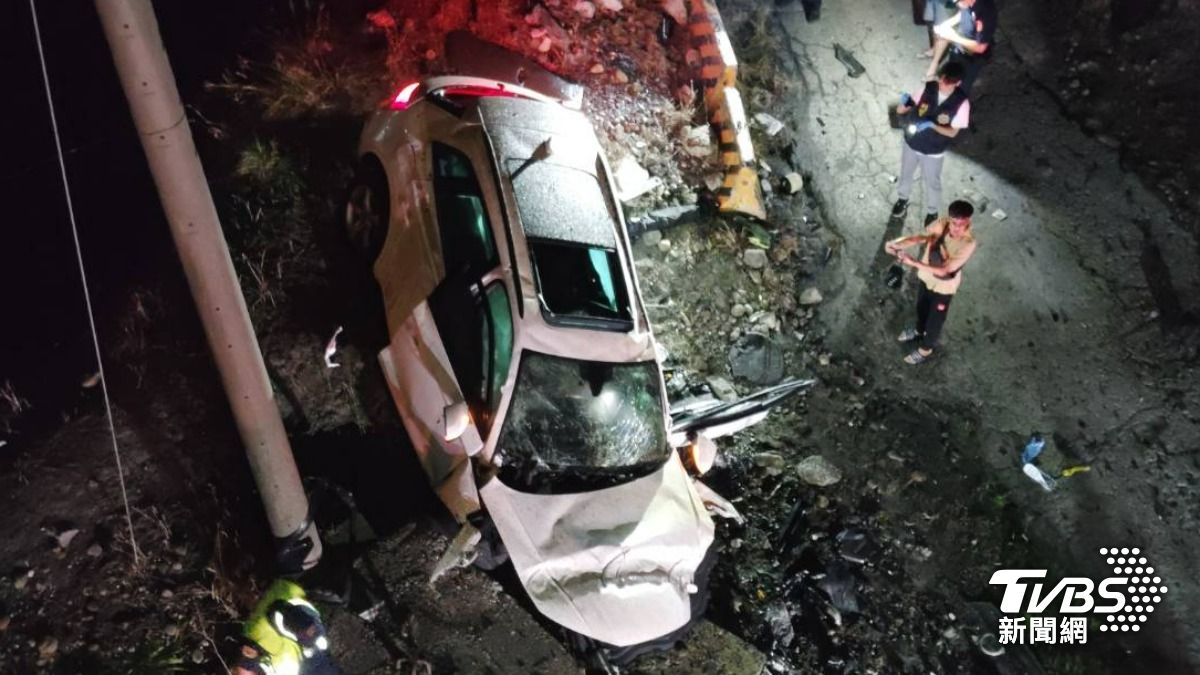 屏東恐怖車禍!汽車衝破護欄墜橋「扭曲變形」 駕駛噴飛慘死