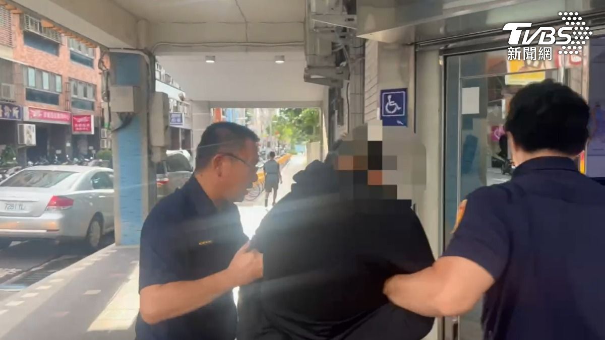 警方帶回涉案人。(圖/TVBS)