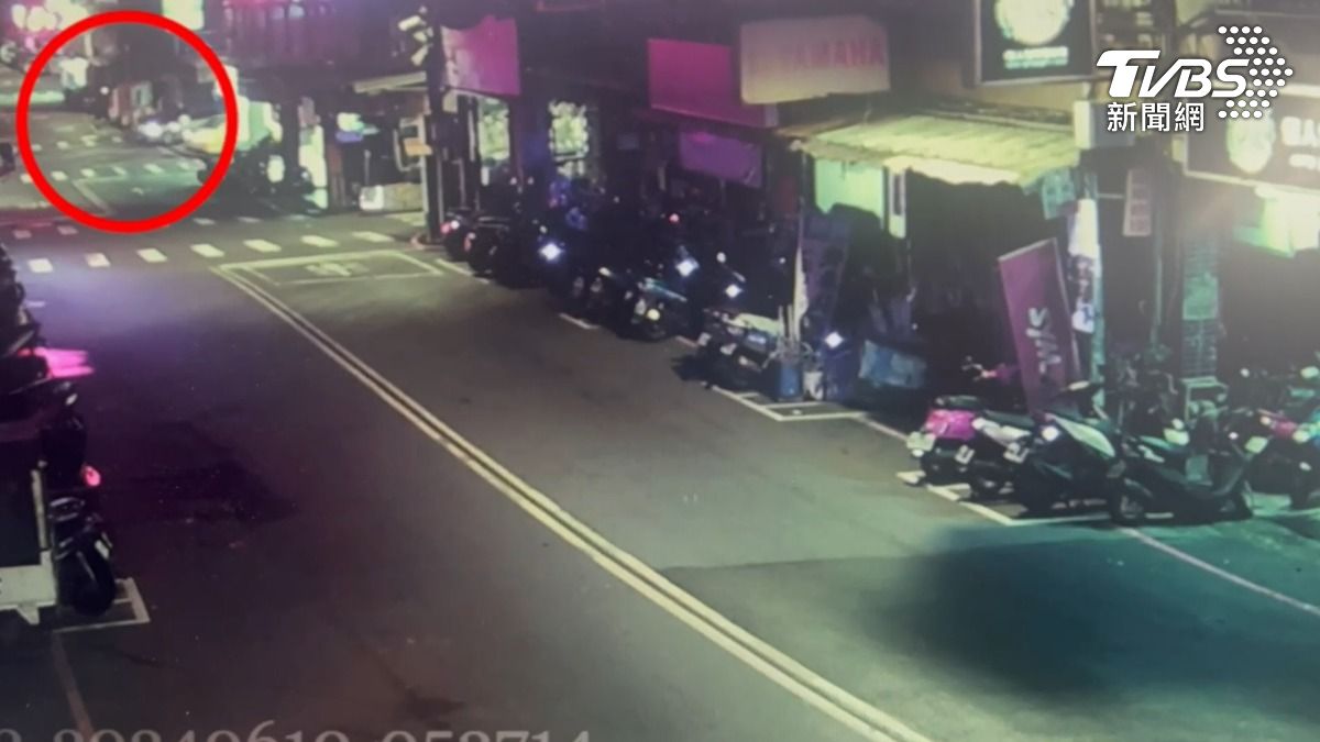 陳男被打到昏迷後又載到老闆家樓下丟包,監視器拍下涉案車輛經過。(圖/TVBS)