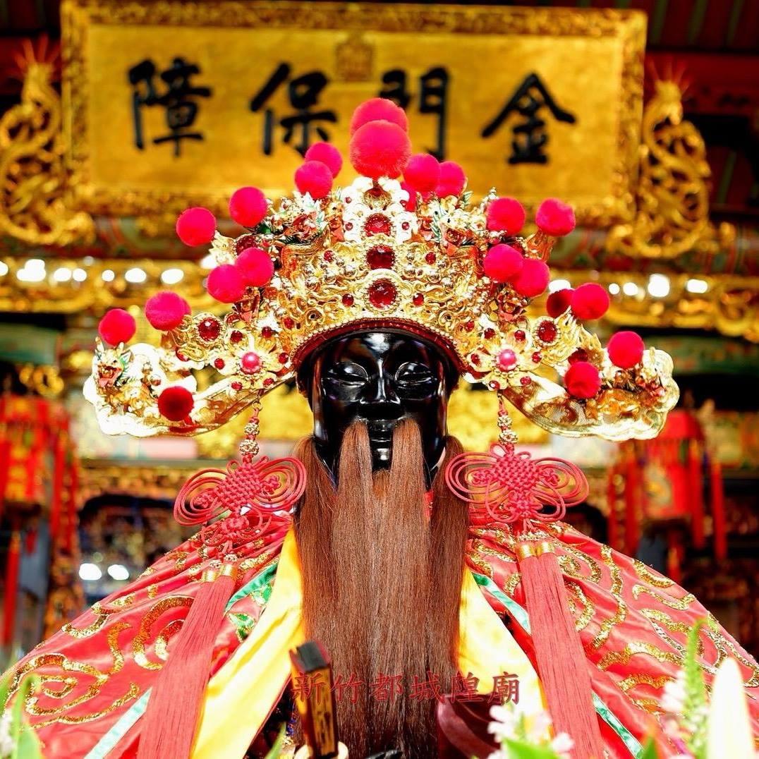 在百年神廟城隍爺前,凶嫌自首殺人。(圖/翻攝自新竹都城隍廟臉書)