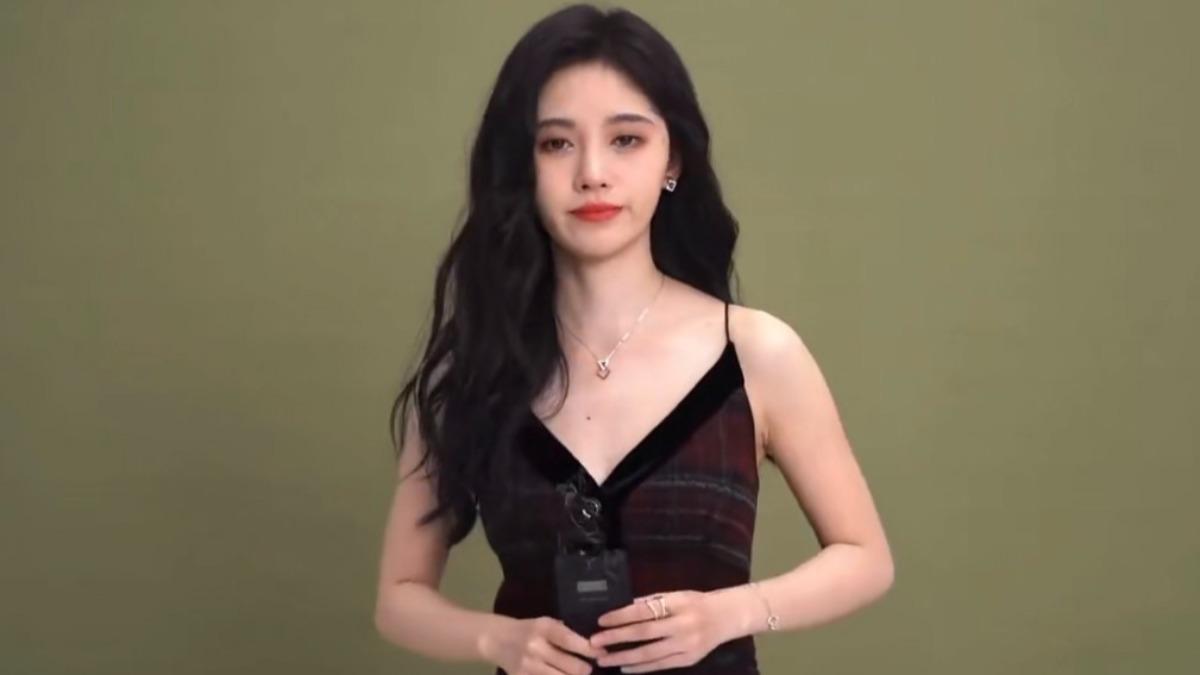 鞠婧禕的裙子原本有細肩帶。(圖/翻攝自微博)