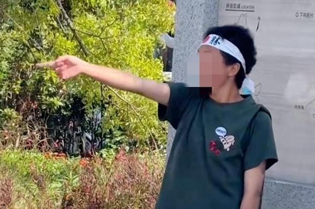綠衣女子與遊客發生口角衝突。(圖/翻攝自影片截圖)