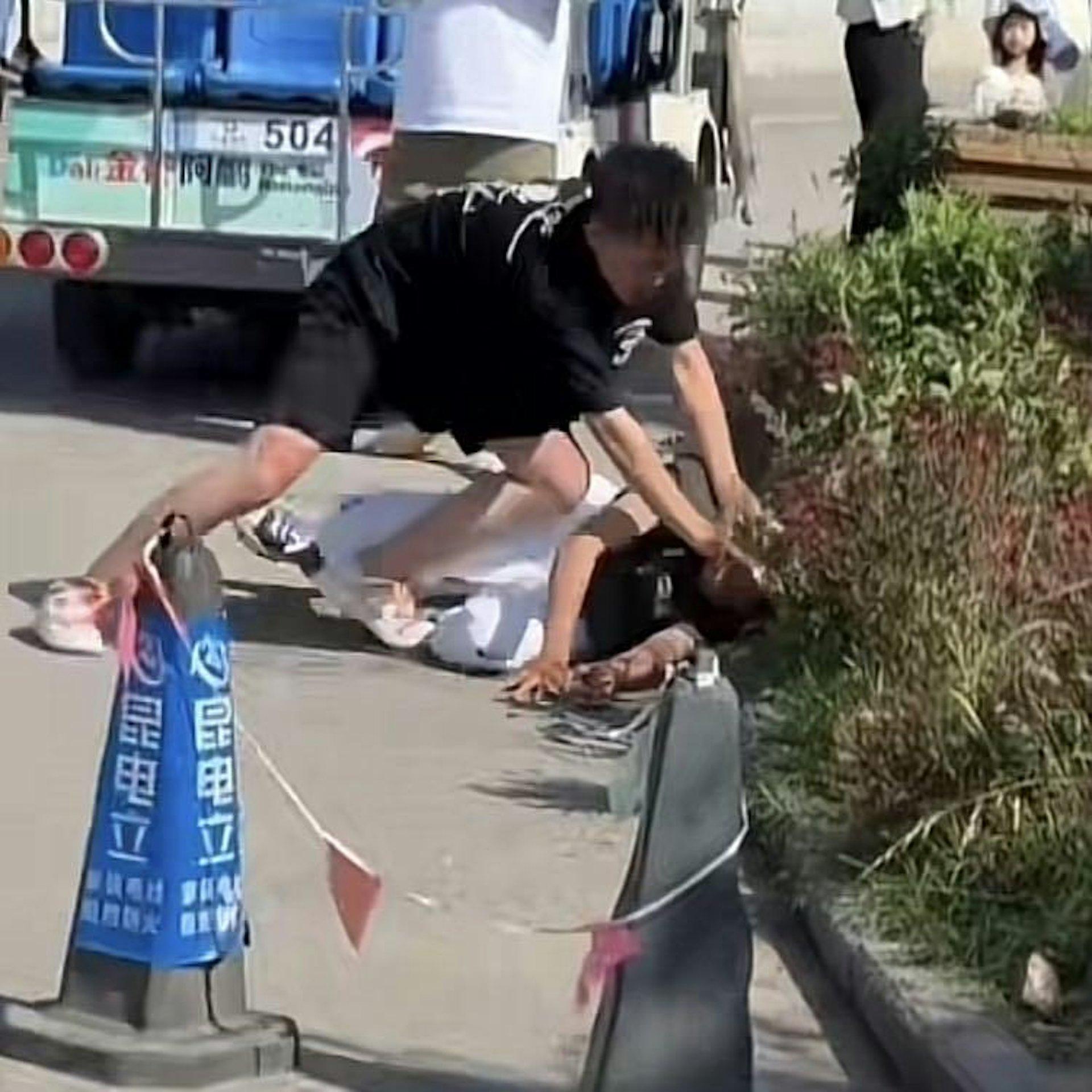 大陸景區爆發衝突。(圖/翻攝自影片截圖)