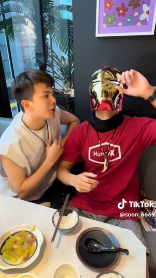 孫生說出指令,孫安佐配合做出喝符水。(圖/翻攝自孫生Tiktok)