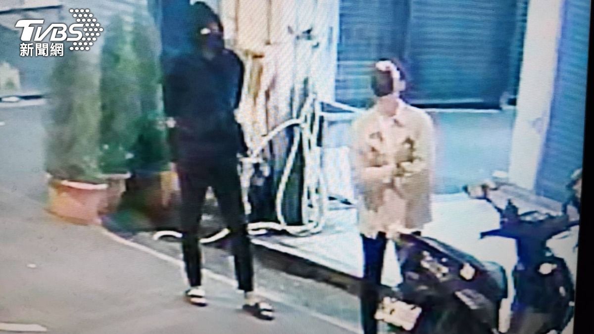 阿姓男子(左)與安姓男子(右)變裝前。(圖/TVBS)