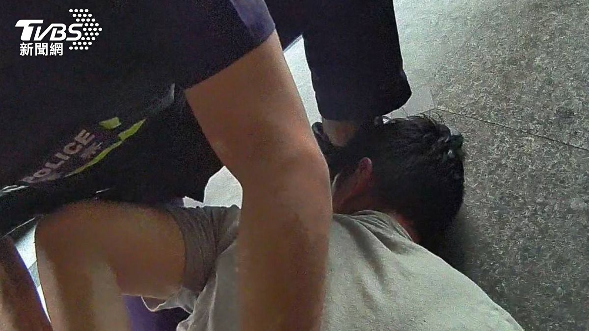 桃園醉男咆哮女保全！不聽警勸狂嗆三字經　慘被壓制逮