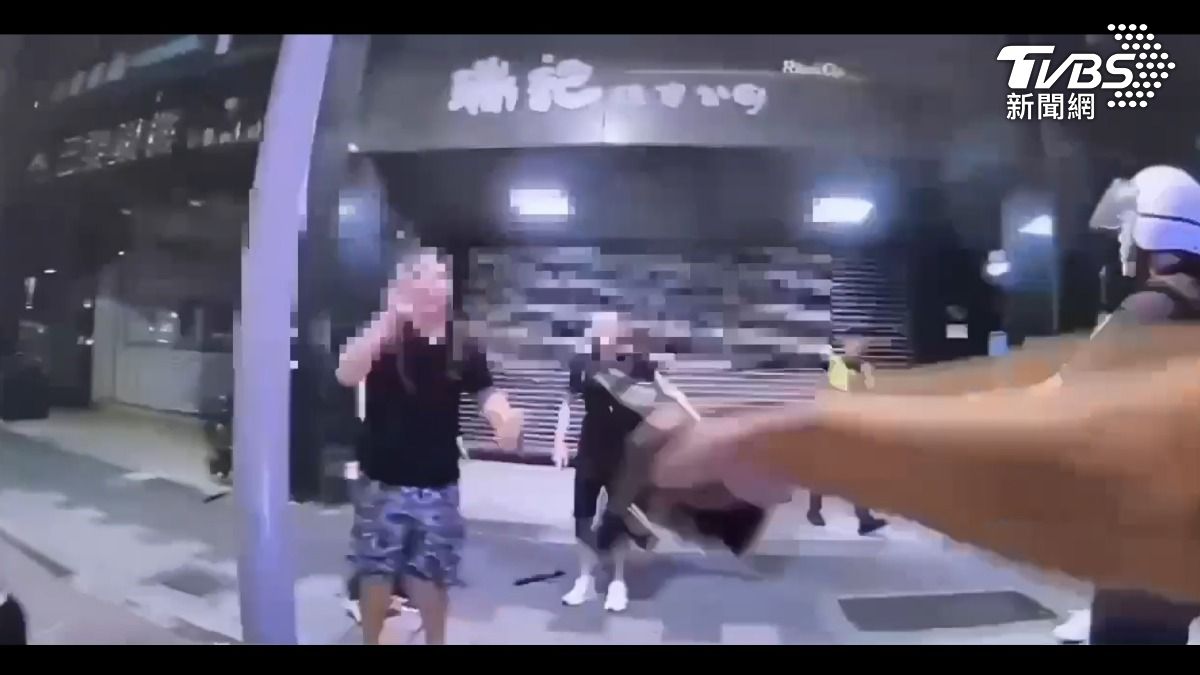 警方使用槍械控制現場。（圖／TVBS）