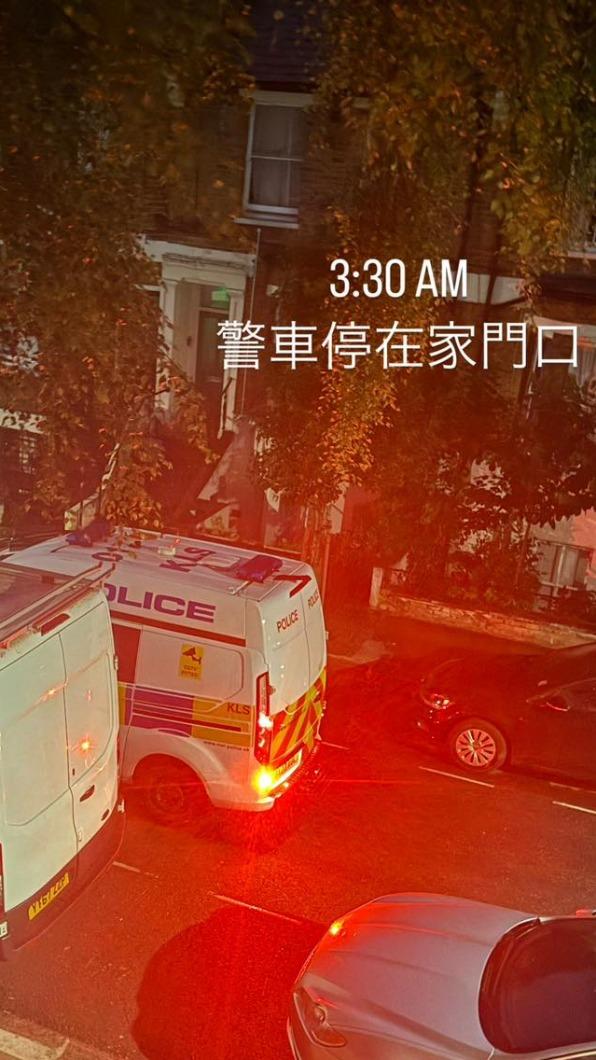 員警將警車停在艾莉絲家門口。(圖/翻攝艾莉絲臉書)