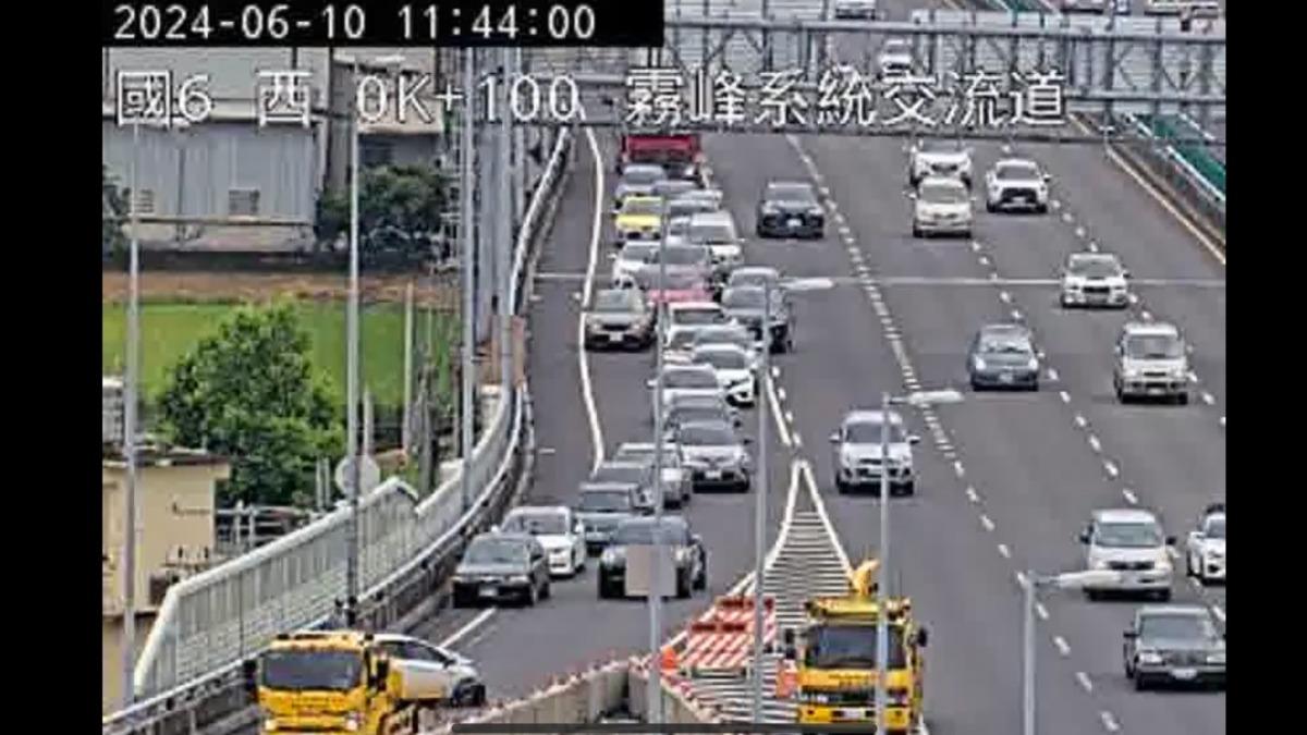 快訊/收假車禍!國3霧峰系統「轎車自撞護欄」 回堵1公里