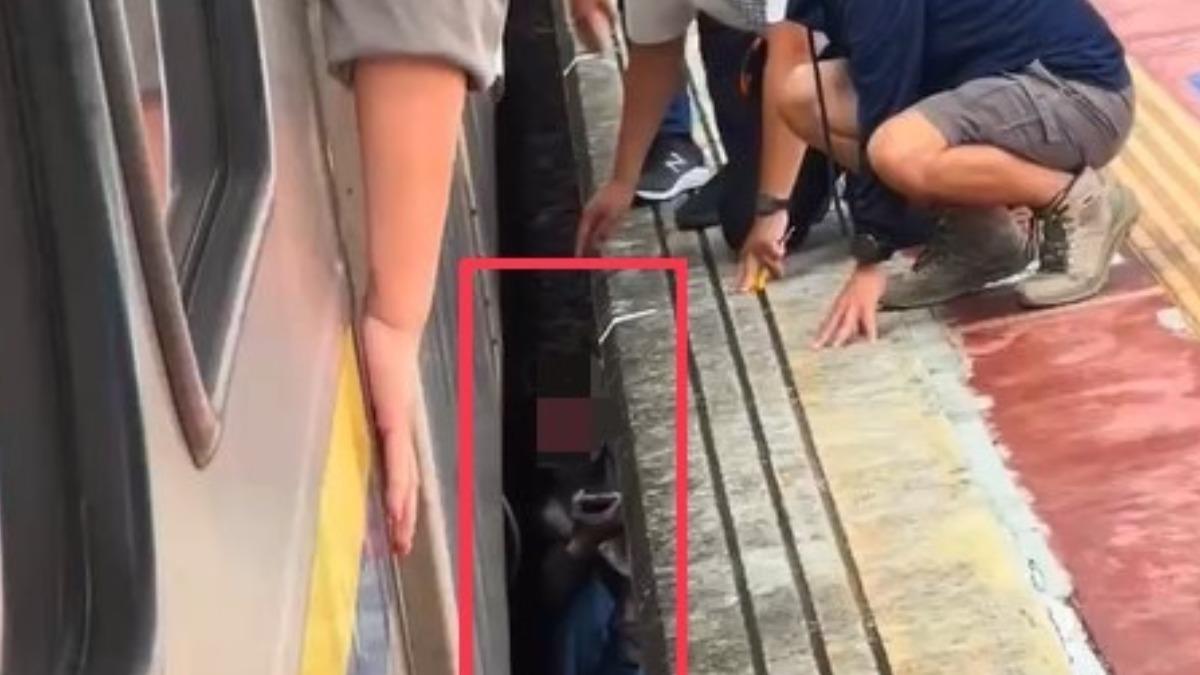 女子卡在列車跟月台底下的中間縫隙。（圖／翻攝自記者爆料網）