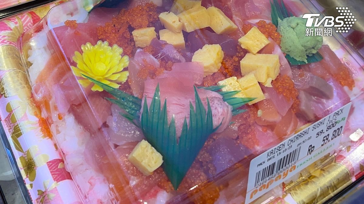 生魚片為何都有「塑膠葉」？不只是擺盤　內行曝3隱藏用途