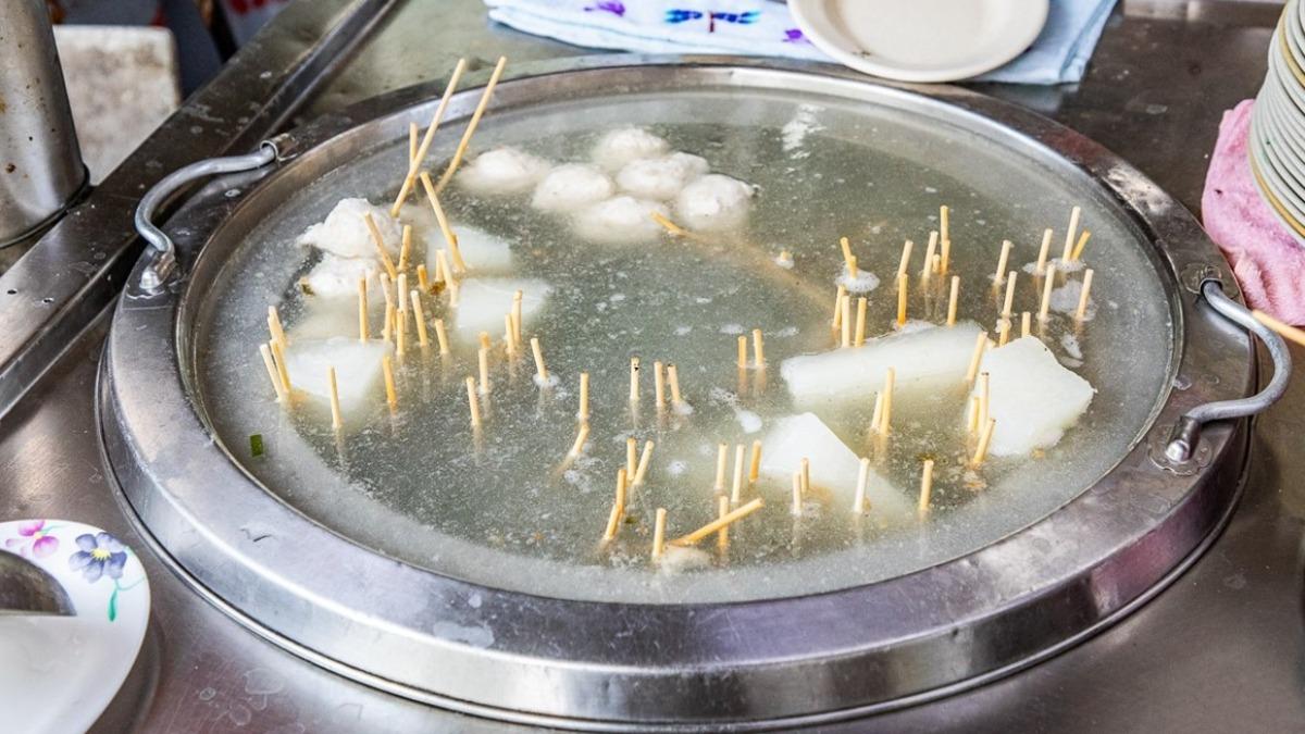 內用有提供關東煮的清湯免費喝，旁邊有小碗可以自己裝。（圖／大手牽小手。玩樂趣提供）