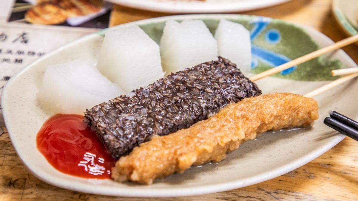 黑輪、米血每串都是13元，菜頭則是15元，搭配南部甜辣醬最對味。（圖／大手牽小手。玩樂趣提供）