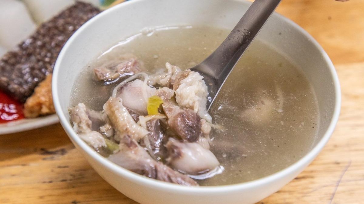 「回味肉骨湯」（70元）湯頭清甜爽口不油膩，肉骨燉煮到相當軟嫩，幾乎是入口即化。（圖／大手牽小手。玩樂趣提供）