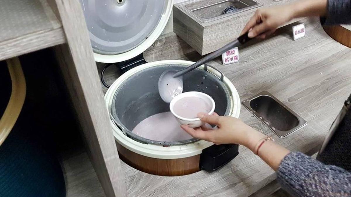 自助區的湯、飲料。(圖/專業噗嚨共Miso吃走提供)