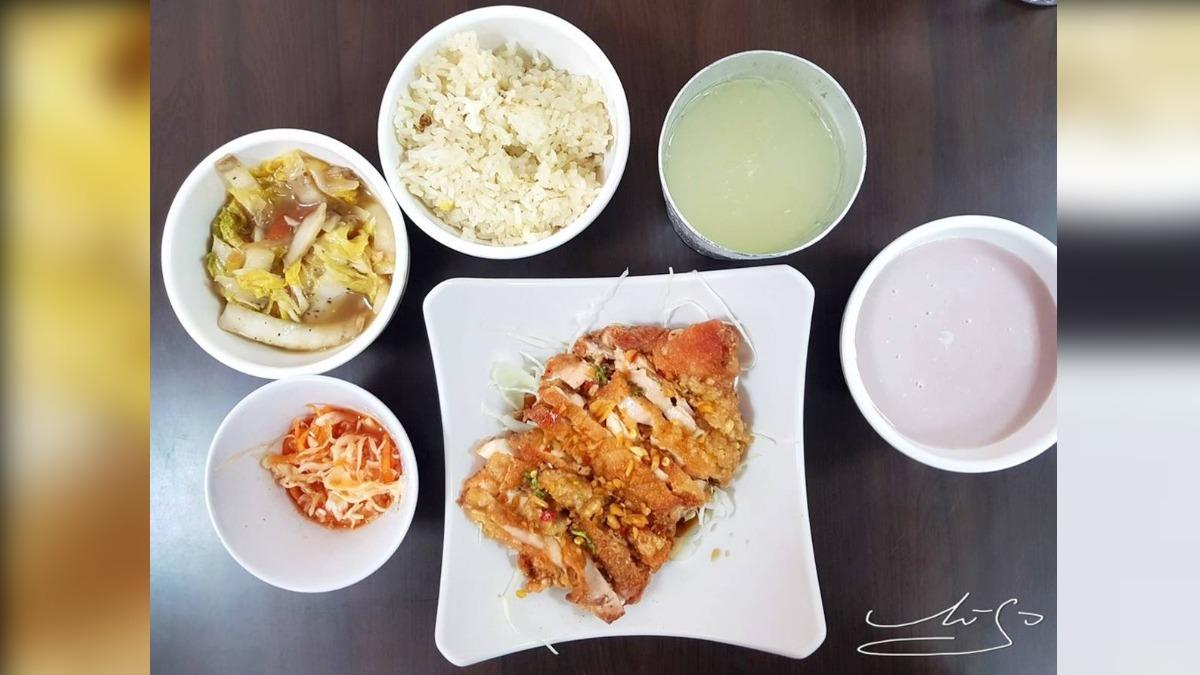 主餐會附2樣菜,搭配白飯、甜湯、飲料無限供應,整桌只要100元CP值超高!(圖/專業噗嚨共Miso吃走提供)
