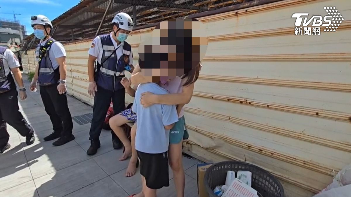 高雄民宅火警3大1小驚險獲救 9歲男童脫困與母相擁而泣