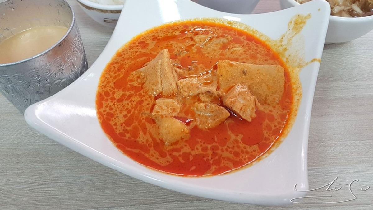 「咖哩雞」(100元)吃起來是滿滿的椰奶味,雞肉煮得非常軟嫩。(圖/專業噗嚨共Miso吃走提供)