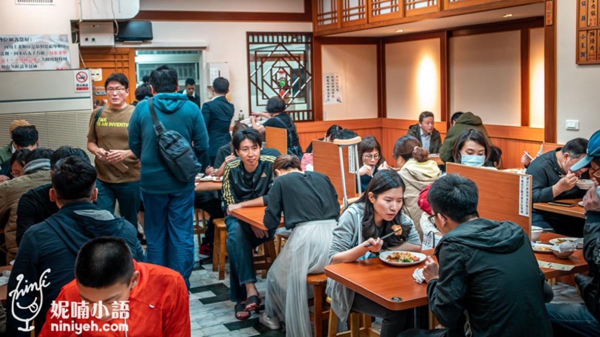 用餐環境整潔明亮,即便滿座,翻桌速度也挺快。(圖/NICO&妮喃小語提供)