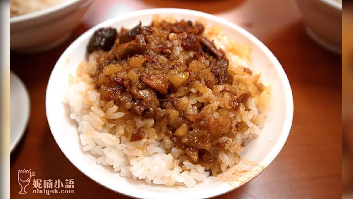 「魯肉飯」(35元,小碗、50元,大碗)肉醬質地黏稠濃郁如泥,能感受到膠質化入口中。(圖/NICO&妮喃小語提供)