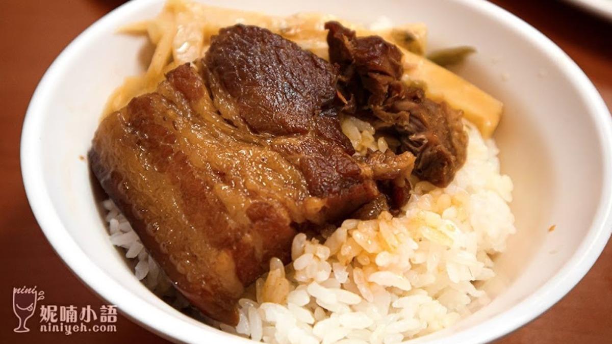 「焢肉飯」(60元)是傳統滷三層肉搭配酸爽入味筍絲的組合。(圖/N0ICO&妮喃小語提供)