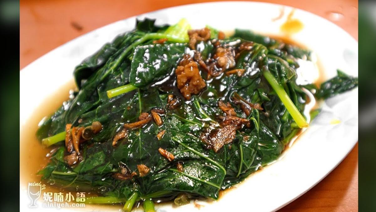「燙青菜」(45元)表面會澆淋肉燥,也是熱門的小菜選擇。(圖/NICO&妮喃小語提供)