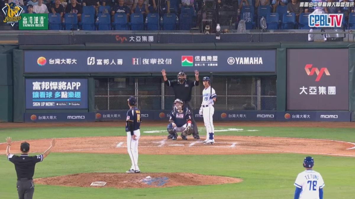 二壘審向主審示意投手超時。(圖/翻攝自YouTube@BrotherElephantTV05)