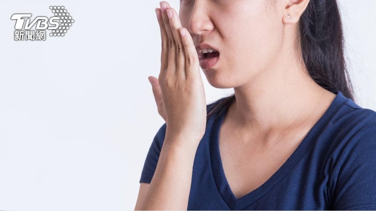 說話就飄惡臭!牙醫曝4種「口臭來源」 8成以上來自這裡