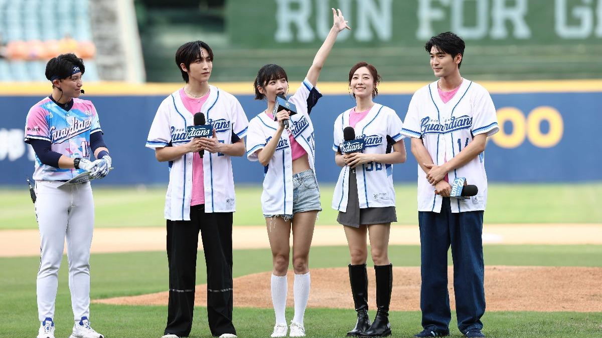 黃宏軒(左起)、林映彤、席惟倫、涂善存,四人皆首次擔任棒球開球嘉賓。(圖/星映電影提供)