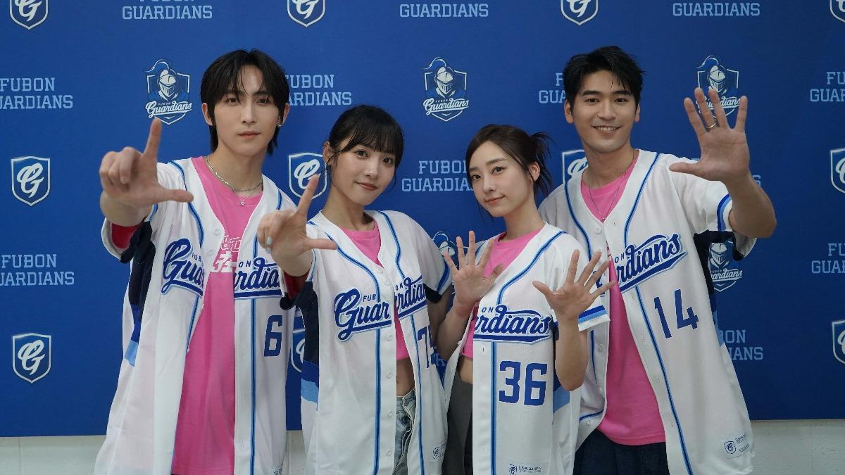 林映彤、席惟倫、涂善存比出上映日期7月5號的手勢。(圖/星映電影提供)