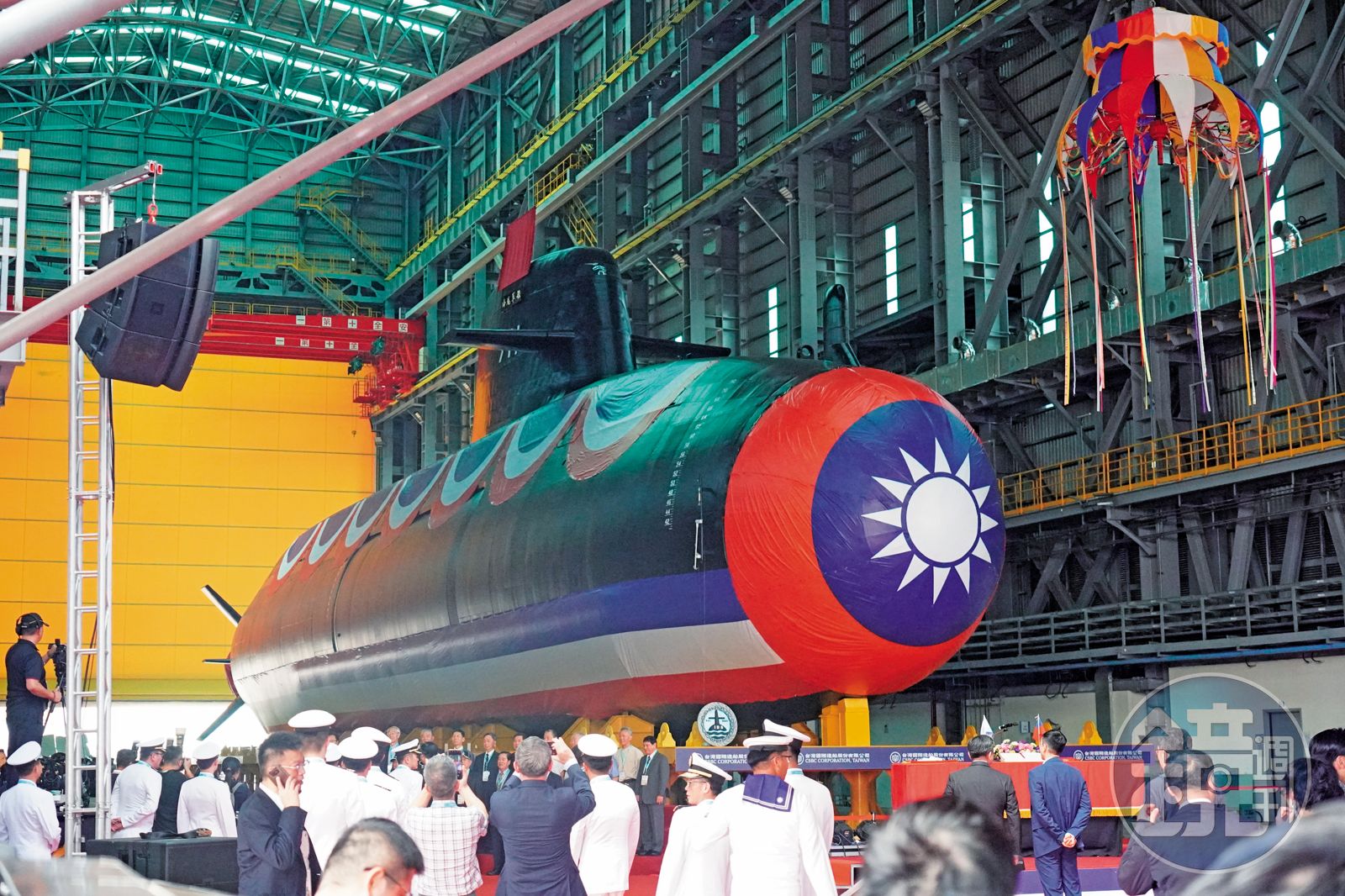 潛艦國造預算逾2,000億元,徐巧芯去年擔任市議員,在「海鯤艦」下水時就曾開記者會指有弊案。(圖/鏡週刊)
