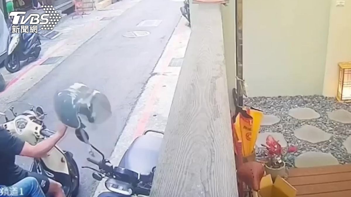 不忍妹子身體不適!北市機車男載回家 沒安全帽竟用偷的