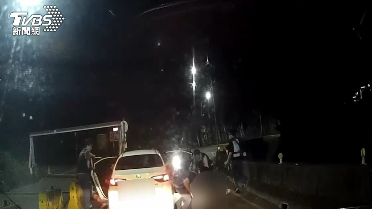 警方在路上攔截涉案車輛,當場逮捕林男等5名涉案人。(圖/TVBS)