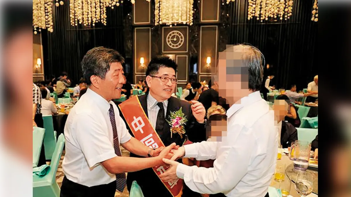 陳時中（左）曾讚謝尚廷（中）是「」。（圖／翻攝自Abc牙醫聯盟臉書）