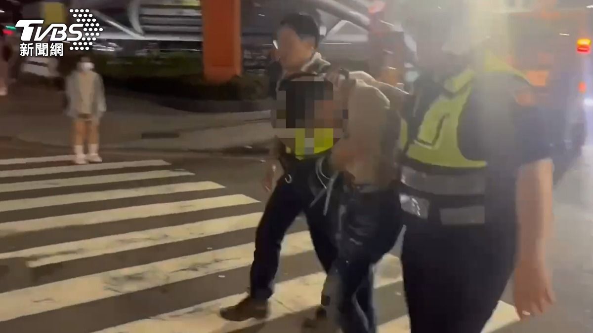 少年趁亂亮出折疊刀,事後被警方帶回偵辦。(圖/TVBS)