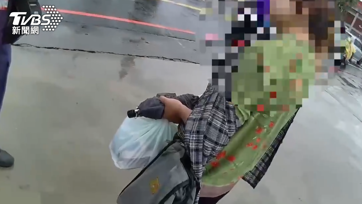 警方到場時,女子疑似精神不穩,後續被帶回警局調查,全案依傷害罪嫌偵辦中。(圖/TVBS)