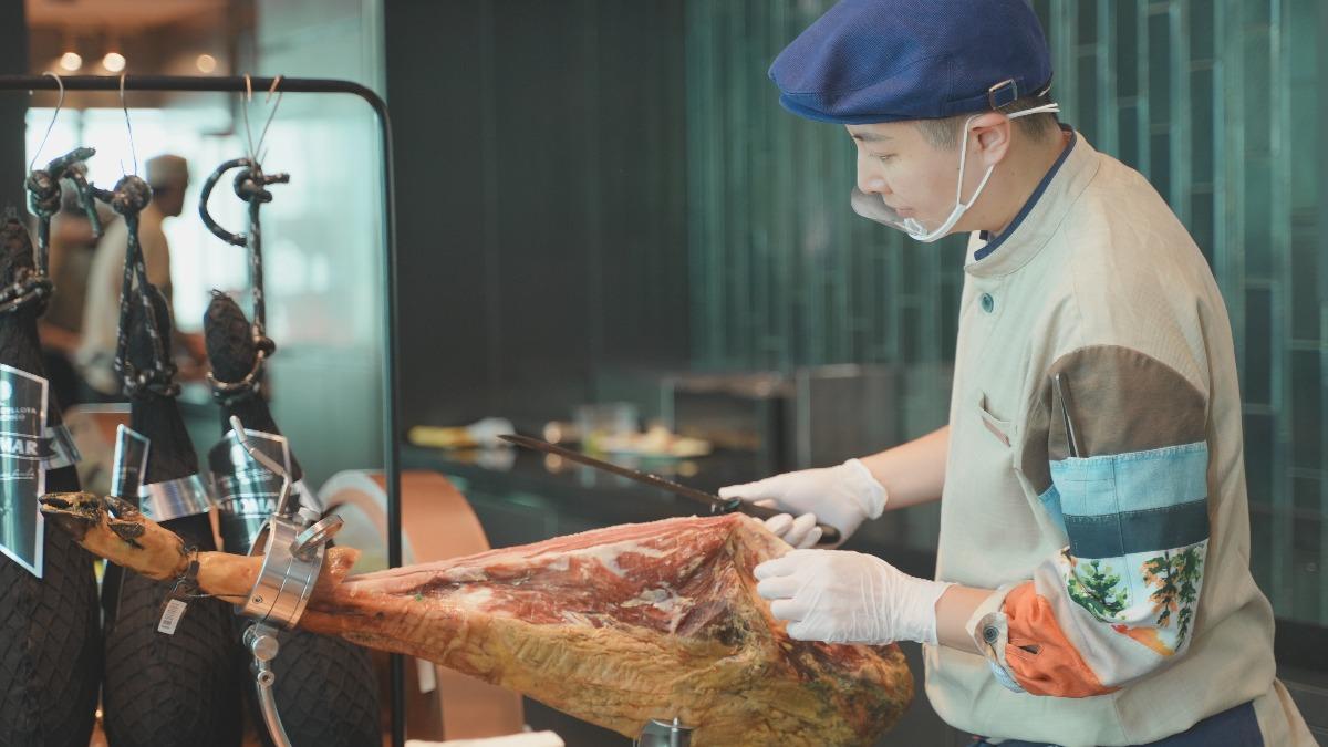 「最頂吃到飽」午餐多賺1小時!18道新菜曝 侍肉師當場切火腿