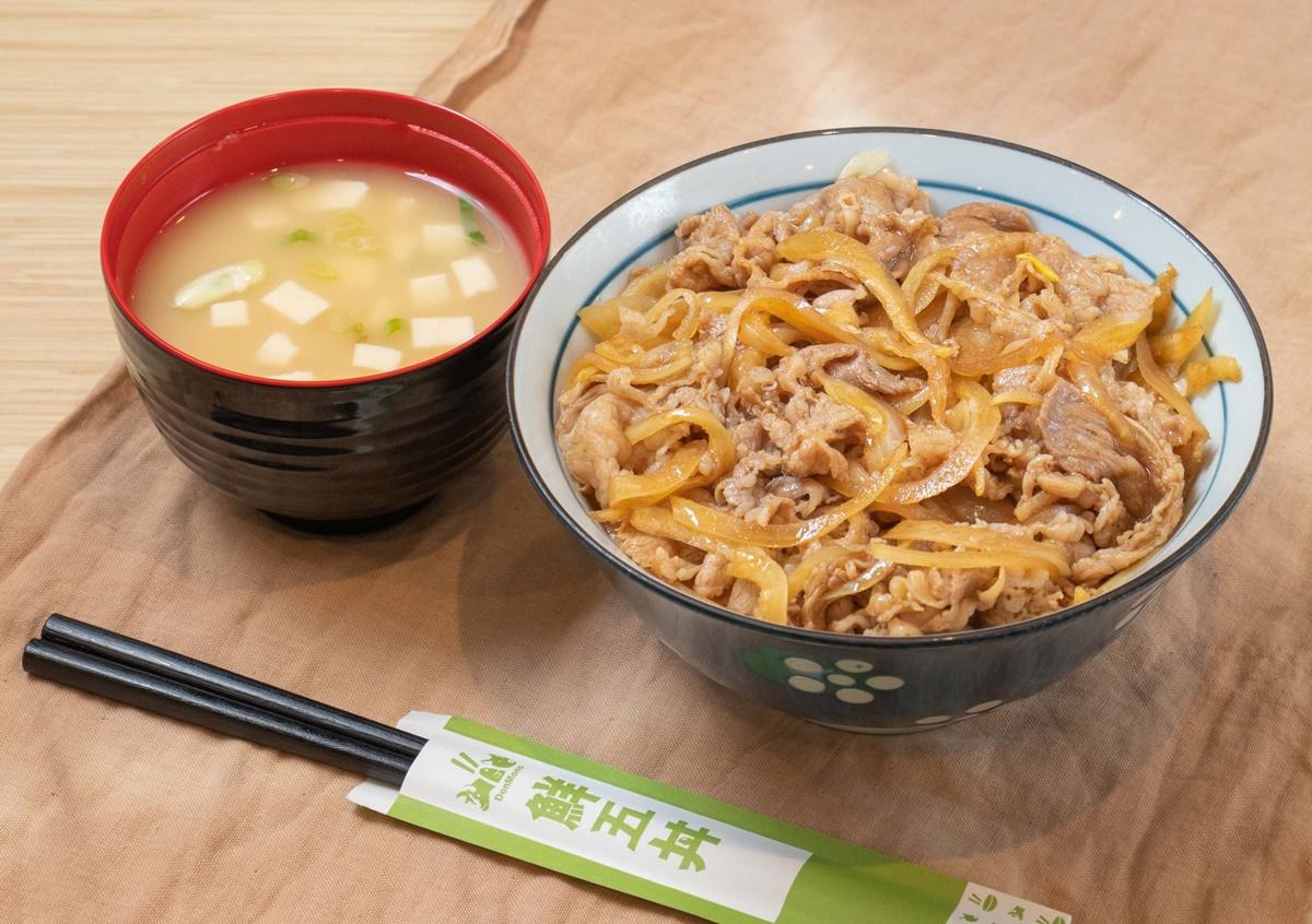 三商鮮五丼推出超狂優惠,除了年中慶「招牌牛丼89元」的優惠外,使用悠遊卡結帳,還可享5%的回饋。(圖/翻攝自三商鮮五丼)