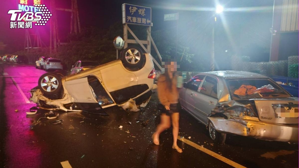 彰化短褲小姐姐開車「分神調音樂」 撞路旁2車四輪朝天