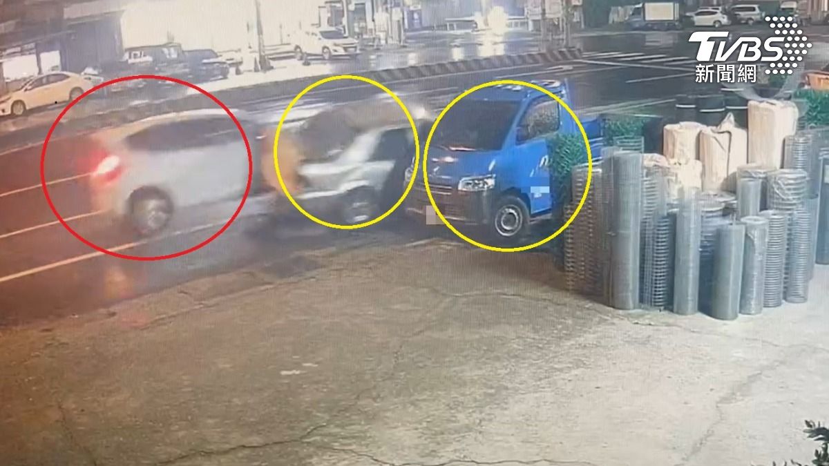 兩台路停的車輛受損。(圖/TVBS)