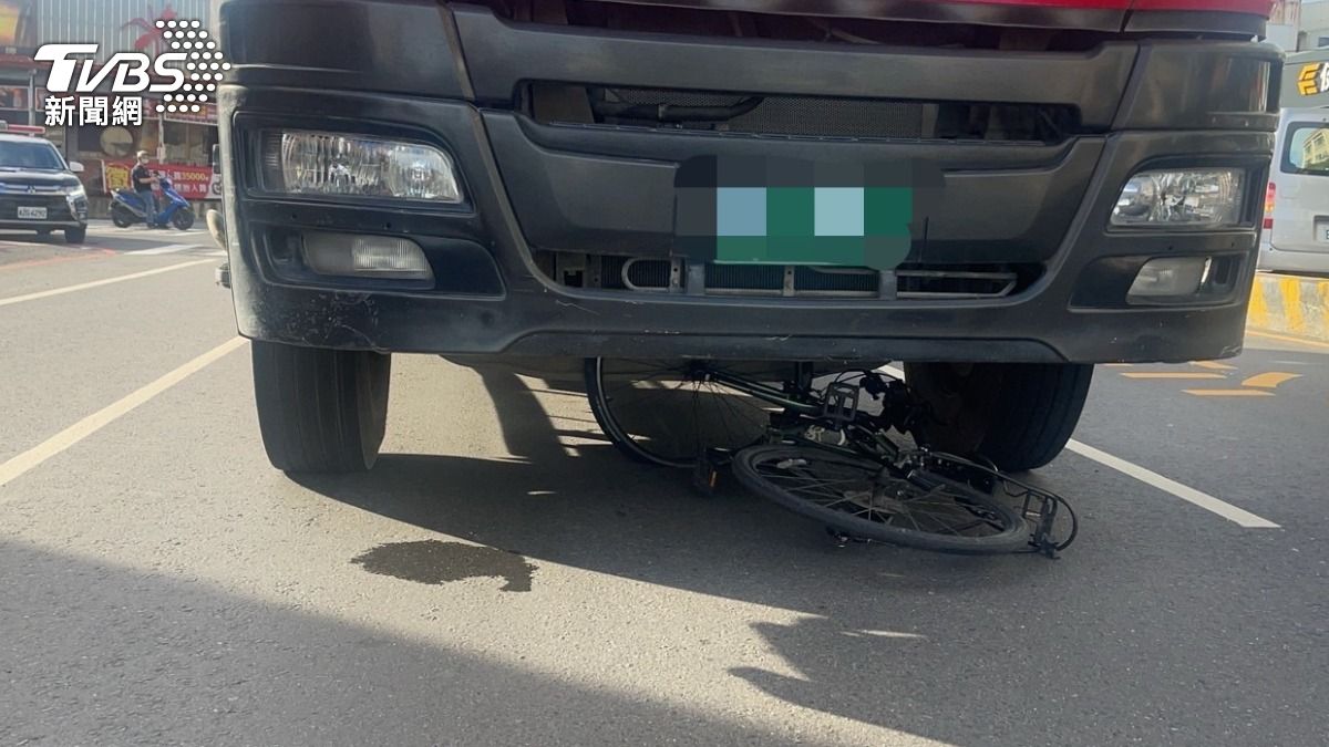 台南市永康區昨日發生一起死亡車禍,一名17歲的女騎士遭輾斃傷重不治。(圖/TVBS)