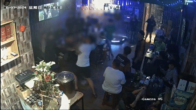 26歲張男抄起酒瓶後,雙方引起激烈衝突。(圖/TVBS)