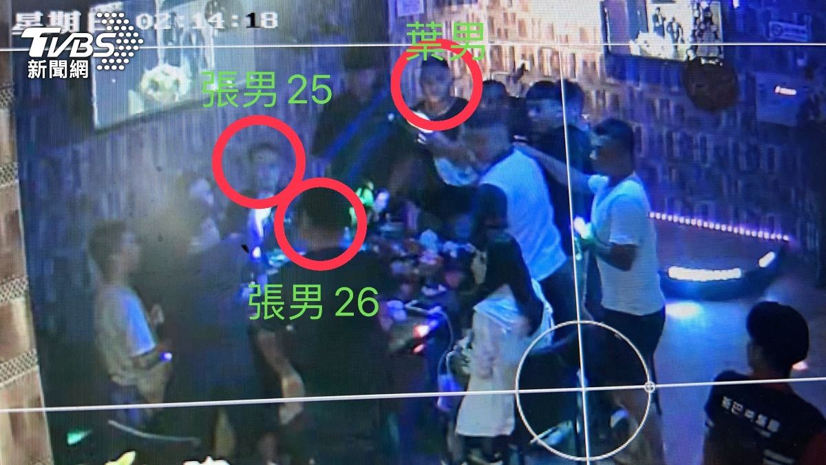 包廂外3人敬酒時,在酒桌上互相爭吵。(圖/TVBS)
