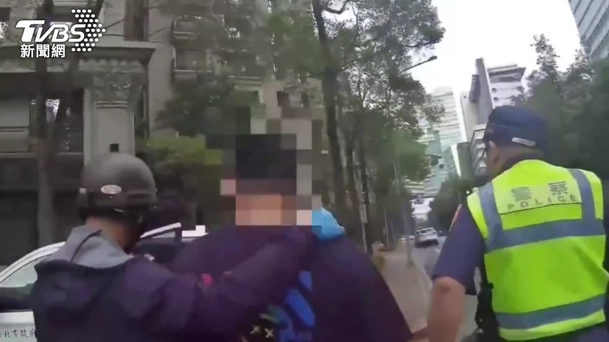 詹姓嫌犯被警方帶上警車。(圖/TVBS)