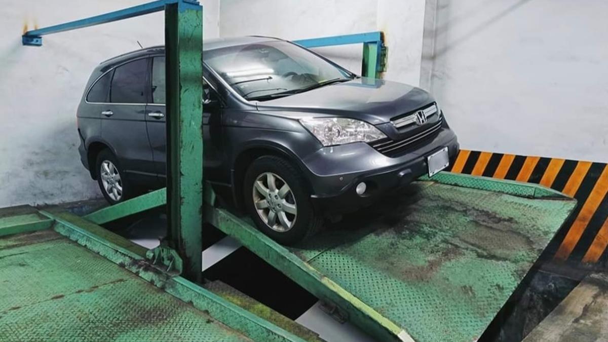 機械車位從天而降!慘變「V字型」眾人搖頭:下方車主更苦